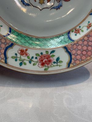 A Chinese famille rose armorial soup plate with the arms of Mellot for the Dutch market, Yongzheng, ca. 1733-1735 — photo 5
