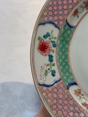 A Chinese famille rose armorial soup plate with the arms of Mellot for the Dutch market, Yongzheng, ca. 1733-1735 — photo 6