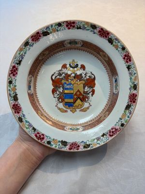A Chinese famille rose armorial soup plate with the arms of Mertins impaling Peck for the English market, Yongzheng, ca. 1725 — photo 1