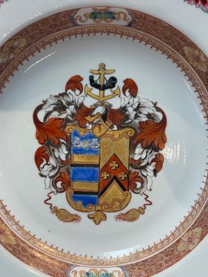 A Chinese famille rose armorial soup plate with the arms of Mertins impaling Peck for the English market, Yongzheng, ca. 1725 — photo 2