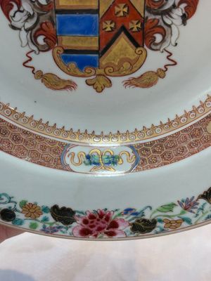 A Chinese famille rose armorial soup plate with the arms of Mertins impaling Peck for the English market, Yongzheng, ca. 1725 — photo 3