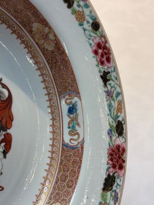 A Chinese famille rose armorial soup plate with the arms of Mertins impaling Peck for the English market, Yongzheng, ca. 1725 — photo 4