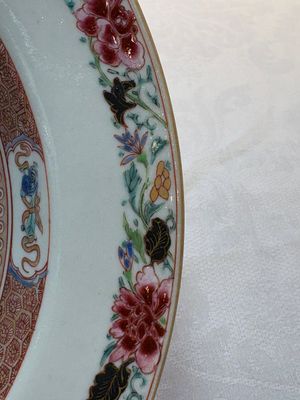 A Chinese famille rose armorial soup plate with the arms of Mertins impaling Peck for the English market, Yongzheng, ca. 1725 — photo 7
