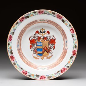 A Chinese famille rose armorial soup plate with the arms of Mertins impaling Peck for the English market, Yongzheng, ca. 1725 — photo 1