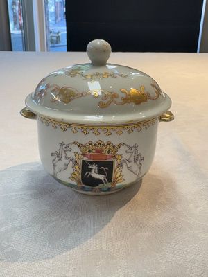 A Chinese famille rose armorial sugar pot with the arms of Van Beeftingh for the Dutch market, Qianlong — photo 1