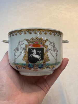 A Chinese famille rose armorial sugar pot with the arms of Van Beeftingh for the Dutch market, Qianlong — photo 2