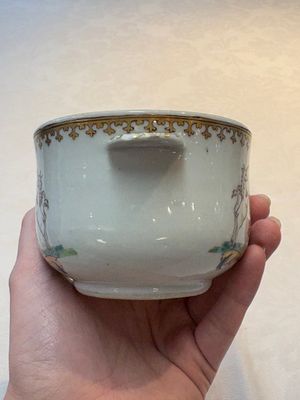 A Chinese famille rose armorial sugar pot with the arms of Van Beeftingh for the Dutch market, Qianlong — photo 3