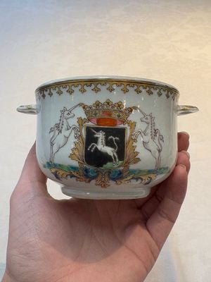 A Chinese famille rose armorial sugar pot with the arms of Van Beeftingh for the Dutch market, Qianlong — photo 4
