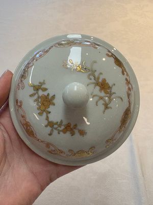 A Chinese famille rose armorial sugar pot with the arms of Van Beeftingh for the Dutch market, Qianlong — photo 8