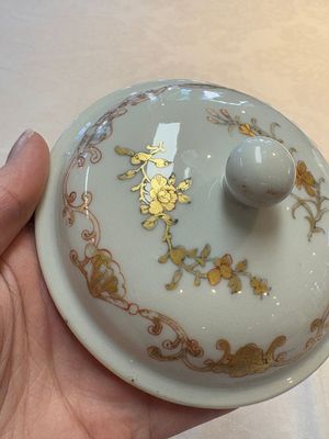 A Chinese famille rose armorial sugar pot with the arms of Van Beeftingh for the Dutch market, Qianlong — photo 9