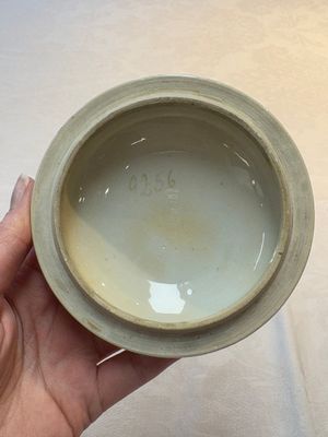 A Chinese famille rose armorial sugar pot with the arms of Van Beeftingh for the Dutch market, Qianlong — photo 10