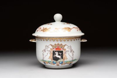 A Chinese famille rose armorial sugar pot with the arms of Van Beeftingh for the Dutch market, Qianlong
