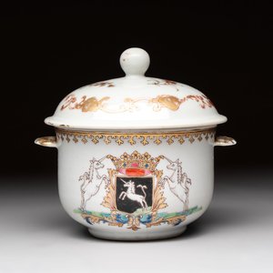 A Chinese famille rose armorial sugar pot with the arms of Van Beeftingh for the Dutch market, Qianlong — photo 1