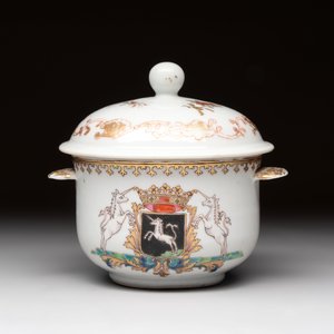 A Chinese famille rose armorial sugar pot with the arms of Van Beeftingh for the Dutch market, Qianlong — photo 3