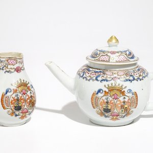A Chinese famille rose armorial teapot and milk jug, Qianlong — 照片 1