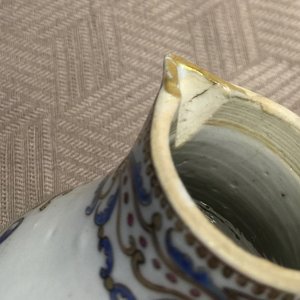 A Chinese famille rose armorial teapot and milk jug, Qianlong — 照片 11