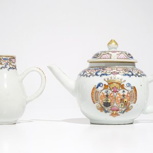 A Chinese famille rose armorial teapot and milk jug, Qianlong — 照片 2