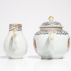 A Chinese famille rose armorial teapot and milk jug, Qianlong — 照片 5