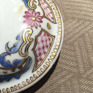 A Chinese famille rose armorial teapot and milk jug, Qianlong — 照片 10