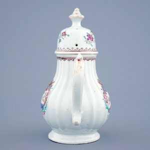 A Chinese famille rose armorial teapot for the Dutch market, Qianlong, 18th C. — 照片 2