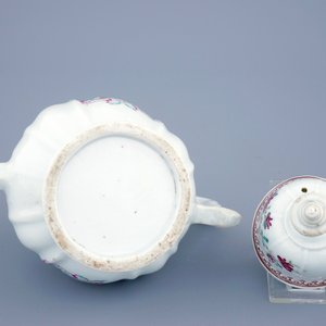 A Chinese famille rose armorial teapot for the Dutch market, Qianlong, 18th C. — 照片 6