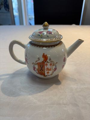 A Chinese famille rose armorial teapot with the arms of Barrow impaling Dighton for the English market, Qianlong, ca. 1755 — photo 1