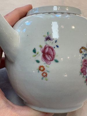 A Chinese famille rose armorial teapot with the arms of Barrow impaling Dighton for the English market, Qianlong, ca. 1755 — photo 12