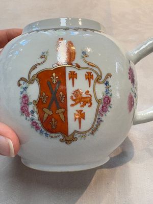 A Chinese famille rose armorial teapot with the arms of Barrow impaling Dighton for the English market, Qianlong, ca. 1755 — photo 13