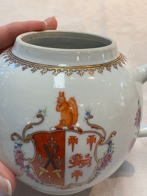 A Chinese famille rose armorial teapot with the arms of Barrow impaling Dighton for the English market, Qianlong, ca. 1755 — photo 14