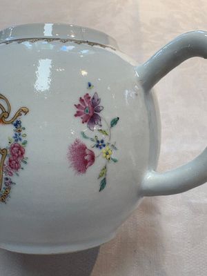 A Chinese famille rose armorial teapot with the arms of Barrow impaling Dighton for the English market, Qianlong, ca. 1755 — photo 15