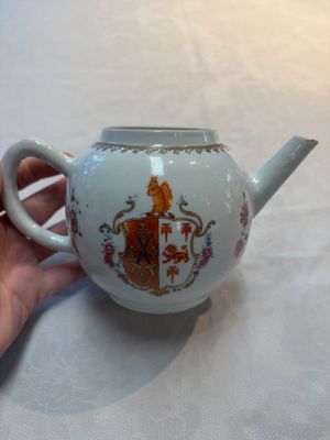 A Chinese famille rose armorial teapot with the arms of Barrow impaling Dighton for the English market, Qianlong, ca. 1755 — photo 2