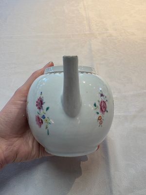 A Chinese famille rose armorial teapot with the arms of Barrow impaling Dighton for the English market, Qianlong, ca. 1755 — photo 3