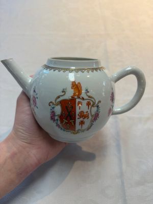 A Chinese famille rose armorial teapot with the arms of Barrow impaling Dighton for the English market, Qianlong, ca. 1755 — photo 4