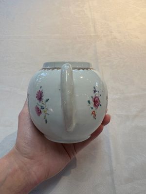 A Chinese famille rose armorial teapot with the arms of Barrow impaling Dighton for the English market, Qianlong, ca. 1755 — photo 5