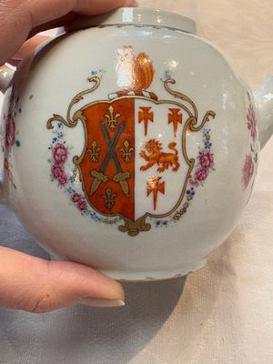 A Chinese famille rose armorial teapot with the arms of Barrow impaling Dighton for the English market, Qianlong, ca. 1755 — photo 8