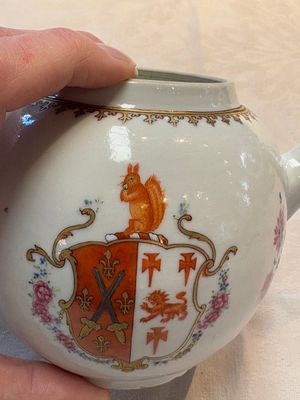 A Chinese famille rose armorial teapot with the arms of Barrow impaling Dighton for the English market, Qianlong, ca. 1755 — photo 9