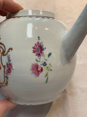 A Chinese famille rose armorial teapot with the arms of Barrow impaling Dighton for the English market, Qianlong, ca. 1755 — photo 10