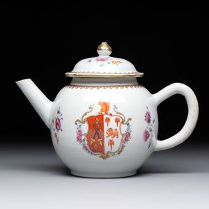 A Chinese famille rose armorial teapot with the arms of Barrow impaling Dighton for the English market, Qianlong, ca. 1755 — photo 1