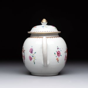 A Chinese famille rose armorial teapot with the arms of Barrow impaling Dighton for the English market, Qianlong, ca. 1755 — photo 2