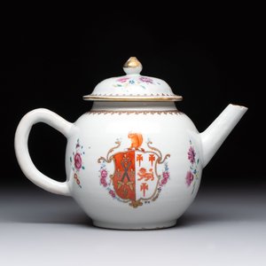 A Chinese famille rose armorial teapot with the arms of Barrow impaling Dighton for the English market, Qianlong, ca. 1755 — photo 3