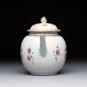 A Chinese famille rose armorial teapot with the arms of Barrow impaling Dighton for the English market, Qianlong, ca. 1755 — photo 4
