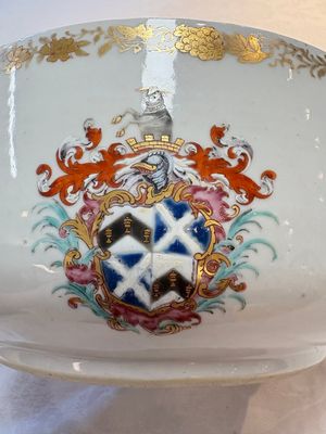 A Chinese famille rose armorial tureen and cover with the arms of Backwell quartering Tyringham for the English market, Qianlong, ca. 1740 — photo 8