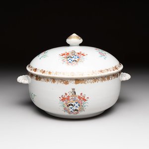 A Chinese famille rose armorial tureen and cover with the arms of Backwell quartering Tyringham for the English market, Qianlong, ca. 1740 — photo 1