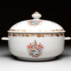 A Chinese famille rose armorial tureen and cover with the arms of Backwell quartering Tyringham for the English market, Qianlong, ca. 1740 — photo 4