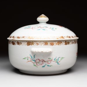 A Chinese famille rose armorial tureen and cover with the arms of Backwell quartering Tyringham for the English market, Qianlong, ca. 1740 — photo 5