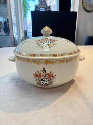 A Chinese famille rose armorial tureen and cover with the arms of Backwell quartering Tyringham for the English market, Yongzheng/Qianlong — photo 1