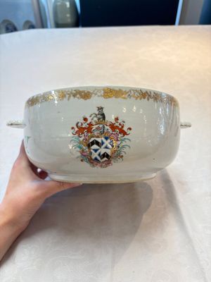 A Chinese famille rose armorial tureen and cover with the arms of Backwell quartering Tyringham for the English market, Yongzheng/Qianlong — photo 2