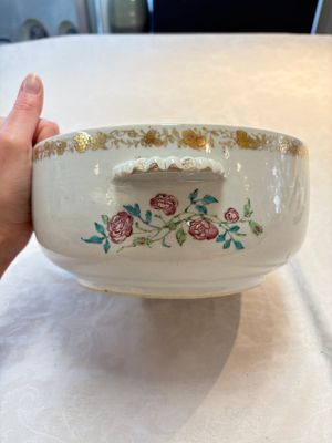 A Chinese famille rose armorial tureen and cover with the arms of Backwell quartering Tyringham for the English market, Yongzheng/Qianlong — photo 3