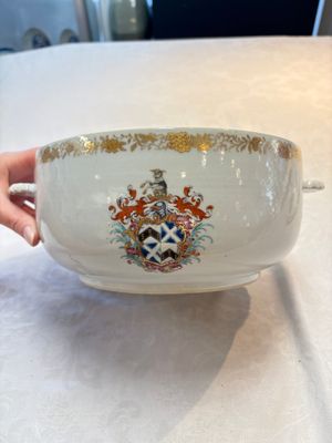 A Chinese famille rose armorial tureen and cover with the arms of Backwell quartering Tyringham for the English market, Yongzheng/Qianlong — photo 4