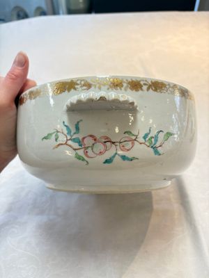 A Chinese famille rose armorial tureen and cover with the arms of Backwell quartering Tyringham for the English market, Yongzheng/Qianlong — photo 5
